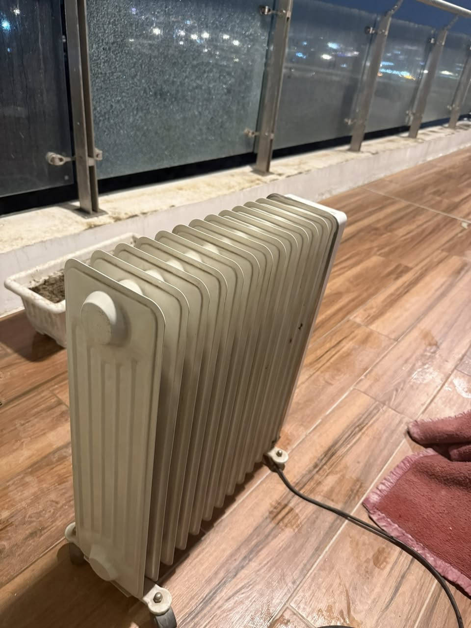 سلام عليكم صوبه زيتيه للبيع شغاله و مابيه ايشي فقط هاذا الكسر الي موضح بلصوره مامأثر عليها ولا شي حجم الكبير 13 شمعه السعر 35 مكاني بغداد للتواصل ***********
