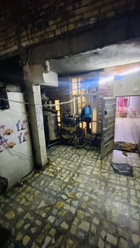 عندي بيت منطقة المعالف على شارع تجاري للبيع المساحه 100قاط ونصف بي مدخ...