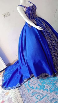*عروستنا الغالية* 👰🏻‍♀️🤍 بدلة عروس كاملة بس *بـ40 ألف*   لا تقولين غال...