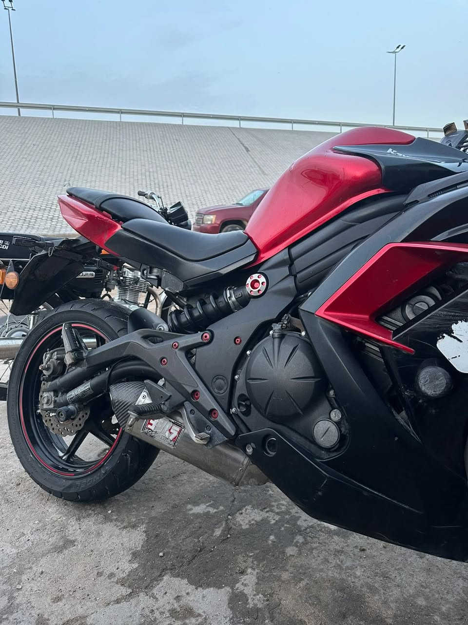 السلام عليكم كاوسكي نينجا 650c موديل 18 دراجه نوزل بريك اي بي اس دخول جديد  ماشيه 13 الف يعني زيرو ماماشيه شي قليل داخل العراق مشت دراجه كله بلاديه كامله مكمله بس ملاحضه كفر كدام بي كسر قليل يرادله كاربون فايبر ودراجه مضمومه محد طالع بيه سعرها 16 وبيه مجال مكاني بصره حيانيه رقمي***********
