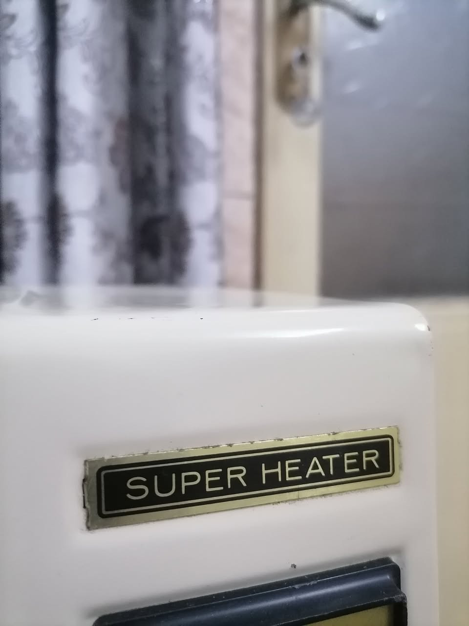 السلام عليكم ورحمة الله وبركاته جبنالكم تحفه فنيه من اندر النوادر هيتر SUPER HEATER بعدها جديده شرط الشغل شرط النظافه كامله ما بيها نقص او عيب للبيع السعر خاص مكان موصل يوجد توصيل كافه محافظة العراق وهذا رقمي *********** موجود واتساب علا هذا الرقم
