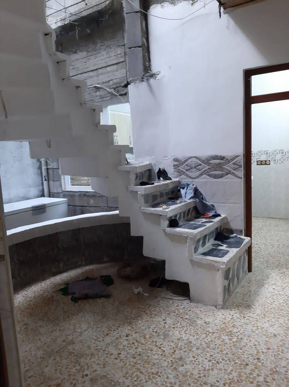 بيت  للبيع طابقين الاول كامل فول الثاني فقط لبخ جص فقط ملاحظه الجبهة ملبوخه كامله بس الصوره قديمه اشويا لتواصل خاص او رقم الهاتف او واتساب ***********
