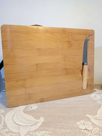 لوح خشبي • سكين معجنات • جبنه وزبدة