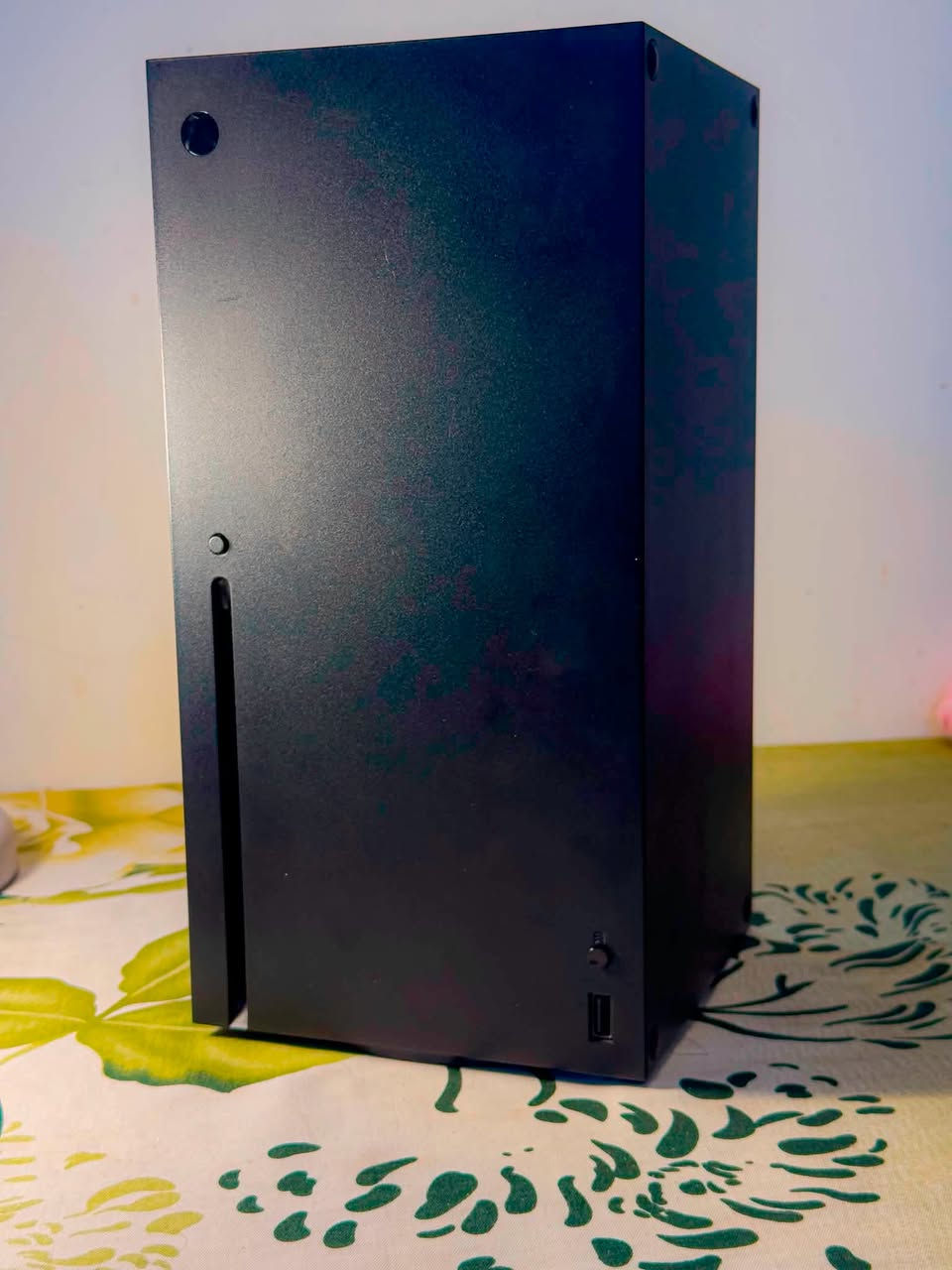 Xbox series X 2024
الجهاز نظيف استعمال قليل 
يباع مع كامل المجموعة 
. + جويستك من ماركة starfiled , سعرها 125-140 الف دينار 
موصفات:

* المعالج (CPU): معالج AMD Zen 2 مخصص، 8 أنوية، بتردد يصل إلى 3.8 GHz.
* معالج الرسوميات (GPU): AMD RDNA 2 بقوة 12 تيرافلوب، مع 52 وحدة معالجة.
* الذاكرة (RAM): 16 جيجابايت GDDR6.
* التخزين: 1 تيرابايت SSD NVMe فائق السرعة (حوالي 802 جيجابايت متاحة للمستخدم بعد النظام).
* دقة العرض: حتى 4K Ultra HD أصلي، مع دعم 8K للوسائط وبعض الاستخدامات.
* معدل الإطارات: حتى 120 إطارًا في الثانية (120 FPS) في الألعاب المدعومة.
* تقنية تتبع الأشعة (Ray Tracing): مدعومة على مستوى العتاد.
* تقنية Quick Resume: التنقل السريع بين عدة ألعاب دون فقدان التقدم.
* دعم HDR: يدعم HDR10 وDolby Vision Gaming على الشاشات المتوافقة.
* الصوت: يدعم Dolby Atmos وDTS:X لتجربة صوت محيطي.
* محرك أقراص: قارئ Blu-ray 4K UHD للألعاب والأفلام.
* التوافق مع الأجيال السابقة: يشغل آلاف ألعاب Xbox One، والعديد من ألعاب Xbox 360 وXbox الأصلية.
* تقنيات تحسين الأداء: يدعم Variable Refresh Rate (VRR) وAuto Low Latency Mode (ALLM).
* المنافذ:
    * منفذ HDMI 2.1.
    * 3 منافذ USB 3.1.
    * منفذ Ethernet.
    * منفذ توسيع التخزين (Storage Expansion Card).

الموقع كربلاء : السعر يبدأ من 900 الف 
وتساب ***********
