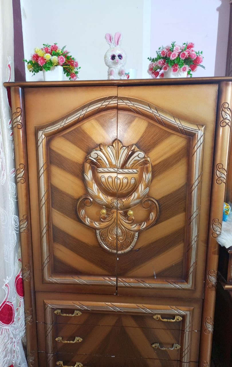 سلام عليكم كرفه نوم كويتي اصل الون صاج اصلي لاخدش ولا كسر تكون من ابو مرايه وملحق وكومديات2وجربايه وكنتو. ست طلاكات قرفه فخمه ماخذه مليون250سابقن وسعر الحالي ب850وبيه مجال جدن بصيط حك الجيه جدن بصيط الستفسار عل رقم بي وتساب ***********
