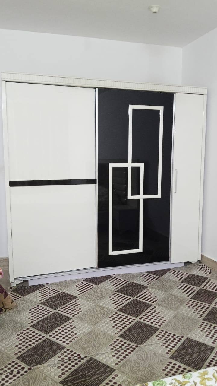 غرفة تركية للبيع 
الغرفة مكونة من 8 قطع 
غرفة ثقيلة بلون أبيض مطعم بالأسود 
الغرفة نظيفة خالية من العيوب مثل ماتشوفون بالصور 

مكاننا كربلاء حي الوفاء قرب اسواق المعالي 
السعر 350 الف 
***********
