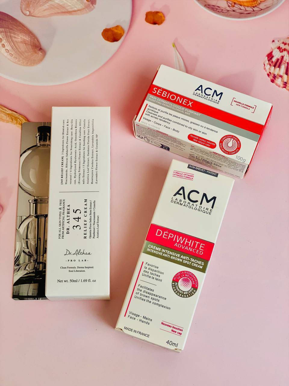 💖  عرض التفتيح والتبييض المتكامل 💖
إذا تعانين من البقع الداكنة، التصبغات، آثار الحبوب أو الاسمرار الناتج عن الشمس... 

1- كريم ACM Depiwhite Advanced للتصبغات والتفتيح
كريم علاجي مميز يساعد على تقليل ظهور البقع البنية والكلف والنمش بشكل تدريجي، ويوحد لون البشرة ويمنحها إشراقة طبيعية ✨
يتميز بتركيبته الطبية الآمنة المناسبة للوجه واليدين ويعطي نتائج واضحة مع الاستمرار 💖

2- صابونة ACM للتفتيح والتنظيف العميق
صابونة لطيفة تنظف البشرة من الشوائب والدهون وتساعد على تفتيح تدريجي مع الاستخدام اليومي 🤍
تترك البشرة ناعمة وصافية وتجهزها لامتصاص الكريم بشكل أفضل 🌿

3- كريم Dr.Althea 345 Relief Cream للترطيب والتهدئة
كريم مرطب قوي يساعد على تهدئة البشرة وتقليل الاحمرار، ويعطي ترطيب عميق ولمعة صحية ✨
مثالي بعد استخدام منتجات التفتيح حتى تبقى البشرة مرتاحة وناعمة بدون جفاف 💖
سعر العرض 25 الف 
🚘يوجد خدمة توصيل لجميع محافظات العراق ٤ الاف🚘


**إذا كنت صاحب هذا الإعلان وتريد حذفه لأي سبب، رجاءا أرسل رسالة إلى الدعم الفني**