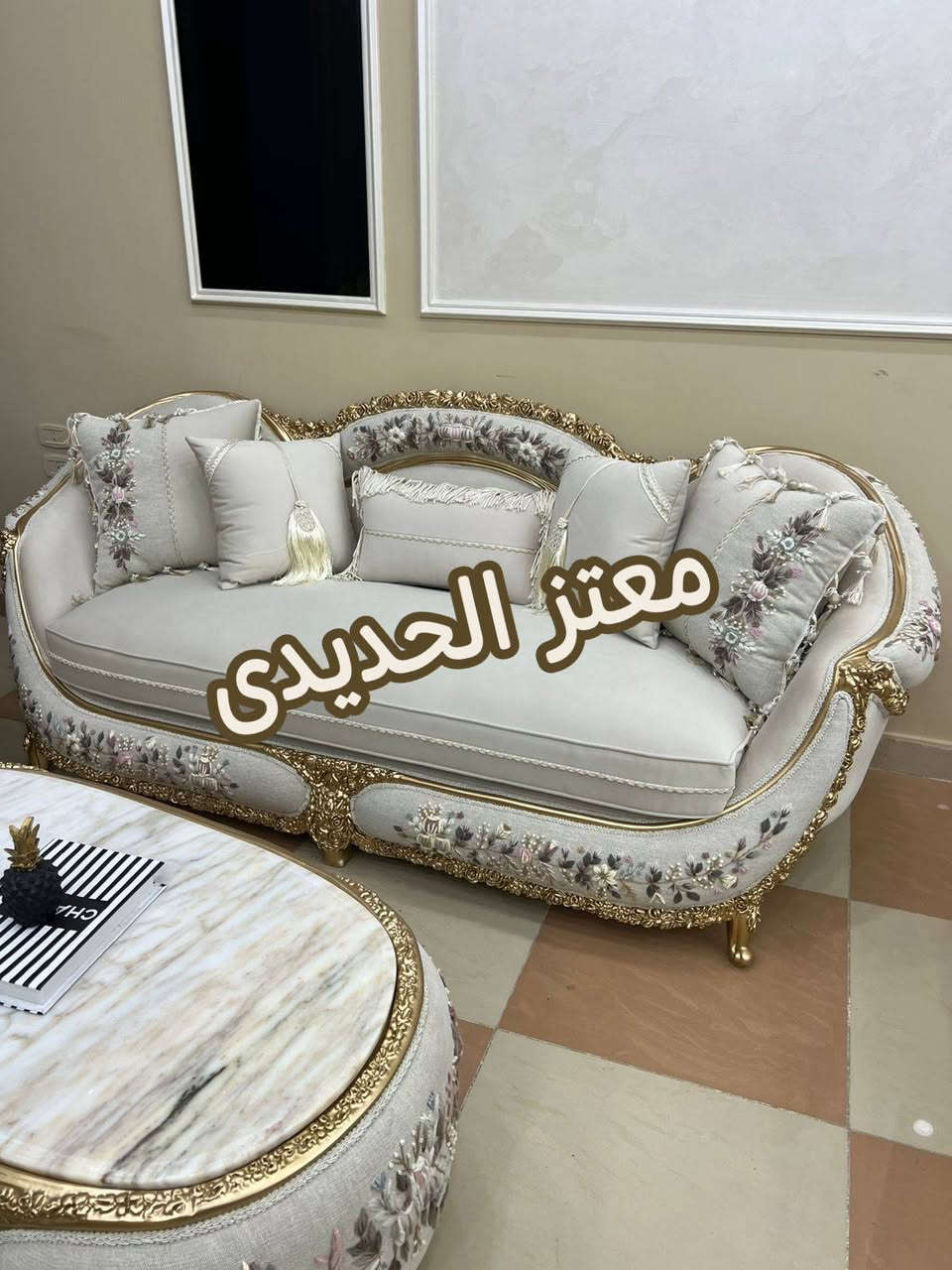 طقم صالون على أعلى مستوى من الجودة تطريز هاند ميد دهان حرارى خشب زان احمر إسفنج أعلى كثافة حفر يدوى متاح تغيير لون القماش ومتاح تنفيذ اى كمية وبسعر المصنع 
للحجز والاستفسار يرجى الاتصال بنا ع الارقام التاليه 
01062592268
015 54642268 
يوجد شحن لجميع الدول


**إذا كنت صاحب هذا الإعلان وتريد حذفه لأي سبب، رجاءا أرسل رسالة إلى الدعم الفني**