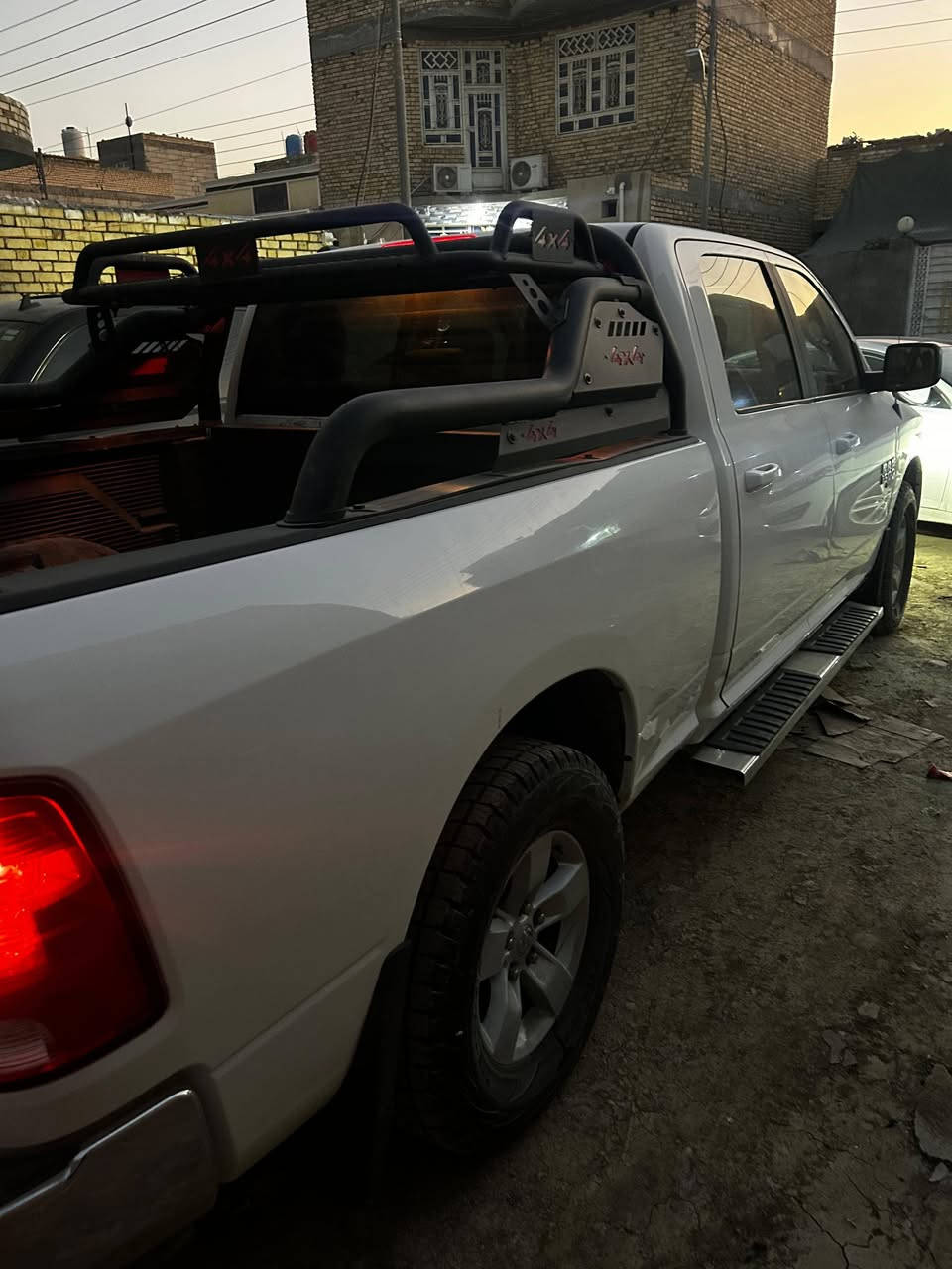 سلام عليكم رام موديل ٢٠٢٤ معلايه اصل ٢٠١٩ ضربته شبر بل جاملغ الايسر الخلفي  مكينته 5700 بدي كصير باب طويل يعني المرغوب  سياره جاهزه. مكلف بل نشر ***********
