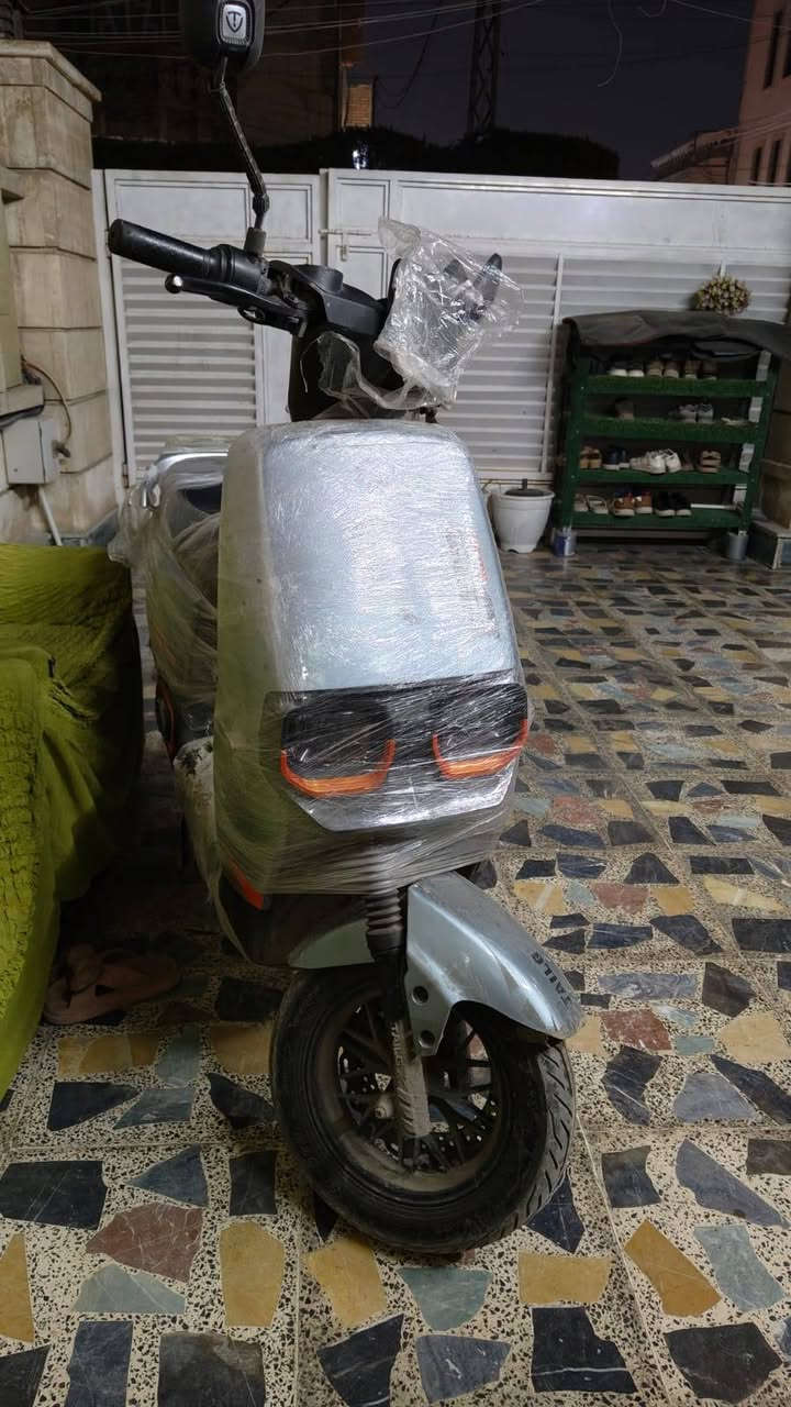 السلام عليكم ورحمه الله وبركاته
دراجه شحن للبيع الدراجه موديل2025من شركه تالج 

عدد البطاريات 6 تمشيك خلال الشحنه الوحده 45 كيلو متر  مده الشحن من الصفر الى 100 اطول 5 ساعات الدراجه جديده ومشتريها في الشهر الثامن يوم 25 الدراجه ما ماشيه هواي بس بيها شخط في الجاملغ الامامي شخط كلش بصيط موضح بالصوره وشخوط في الجانب الأيمن من الدراجه وموضحات ب الصوره والبريك الخلفي ما يلزم بس هذني عيوب الدراجه باقي الدراجه مكفوله وموجود صندوك جي اس اضافي هديه ويه الدراجه والدراجه نضام التشغيل بصمه وتجي وبيها بصمتين وسويجين وكارتين تشغيل وبيها جهاز انذار وقفل استيرن وبيها قاطع دروه أثناء غسل الدراجه وملفها 1200 واط يقره ب العداد سرعه 90 والسرعه الحقيقيه 74 والسعر 950 الف وبيها مجال العنوان بغداد البلديات المضمار للتواصل والاستفسار  ماسنجر واتساب *********** رجآ الي مو شراي لا يتصل ويراسل
