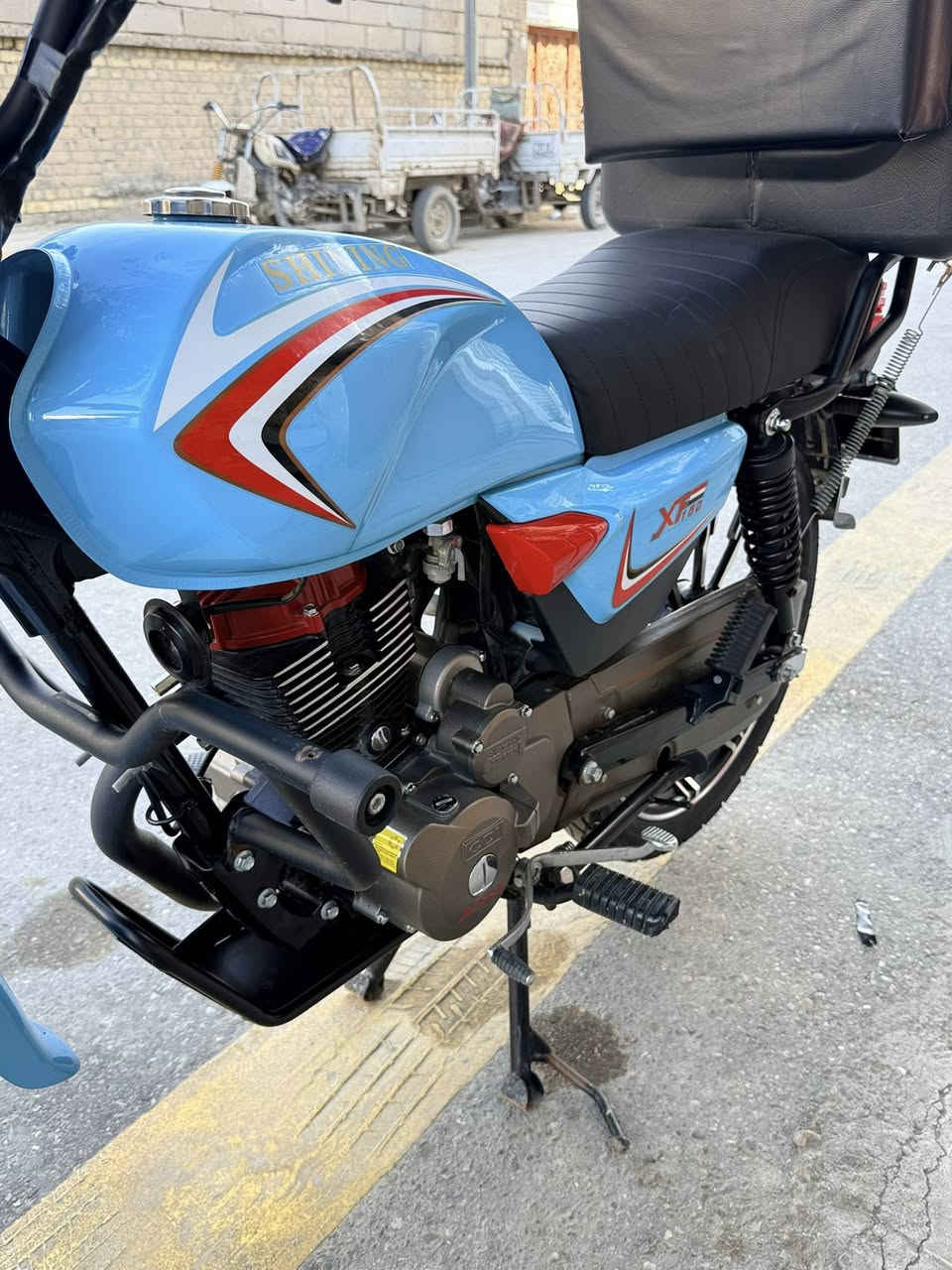 سلام عليكم شباب شاينك للبيع رقم الدراجة (ناصرية) أنا رقمتها ومشيت ب معملتها أسبوع كامل كمل علية 350 ألف لوحات ثنين لوحة على دراجة ولوحة مضمومة والرقم حلو السنوية موجودة وبأسمي ورقم على قاعدة حديد أصلية الدهن لي أستخدمة موتل سعر التر 17 ألف من القيثارة وعندي زوج ربلات درع هدية وي الدراجة وعليها لايت زنون مروحة سعره 50 ألف مال سياره والصندوق والتجوه هدية سعر الدراجة  (2050) وبيها مجال بسيط وسلامتكم وخوان رجاء أخوي لي ما يشتري لا يتصل مع كامل التقدير 
رقمي : *********** مكاني :الأدارة المحلية
