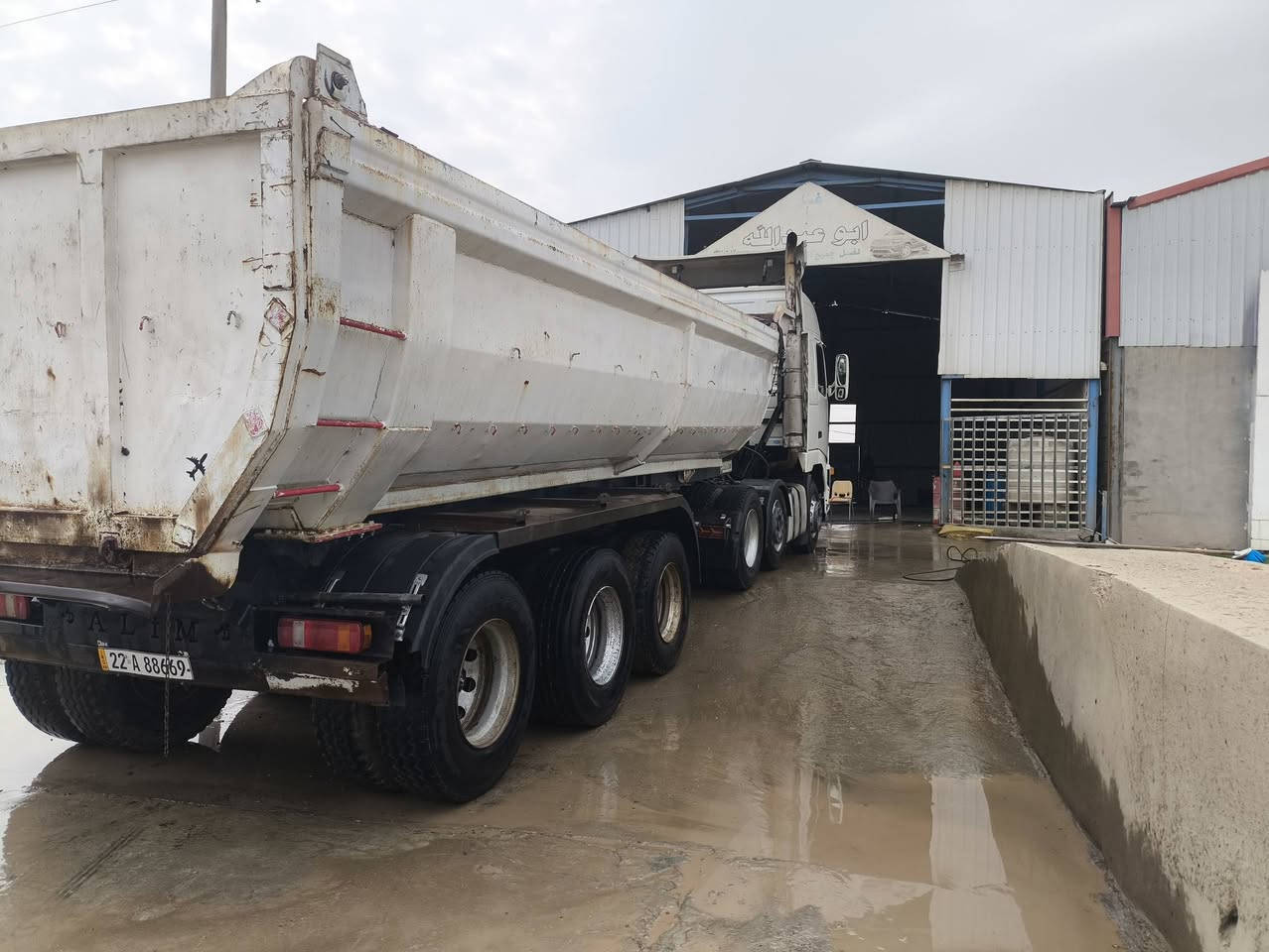 فولفو للبيع شخاطه سنكل رقم أربيل سنويه جديده تخم تاير رقم صاحب السيارة ***********
