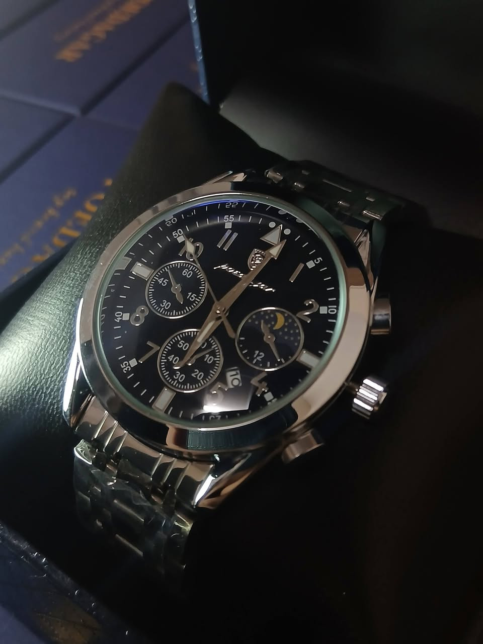 الفخامة اللي تليق بيك، وبسعر ميتفوت! ✨

​تعبت من الساعات الغالية؟
 جبنالكم ماركة Poedagar العالمية بتصميمها الساحر اللي يجمع بين الكلاسيكية والحداثة.

​✅ تصميم "كرونوغراف" متكامل مع ميزة أطوار القمر.
✅ سير ستيل مقاوم للصدأ ولمعة تجذب الأنظار.
✅ دقة عالية في ضبط الوقت.
✅ تأتي مع العلبة الأصلية (مناسبة جداً للهدايا 🎁).
ألوان ملكية: متوفرة بالميناء الأزرق الملكي اللي يتدرج مع الضوء
أو الأسود الكلاسيكي الفخم

الكمية محدودة جداً!!
​السعر: 25 الف دينار فقط!
يوجد توصيل لكافة محافظات العراق 🚗
للحجز والاستفسار، راسلونا على الخاص.


**إذا كنت صاحب هذا الإعلان وتريد حذفه لأي سبب، رجاءا أرسل رسالة إلى الدعم الفني**