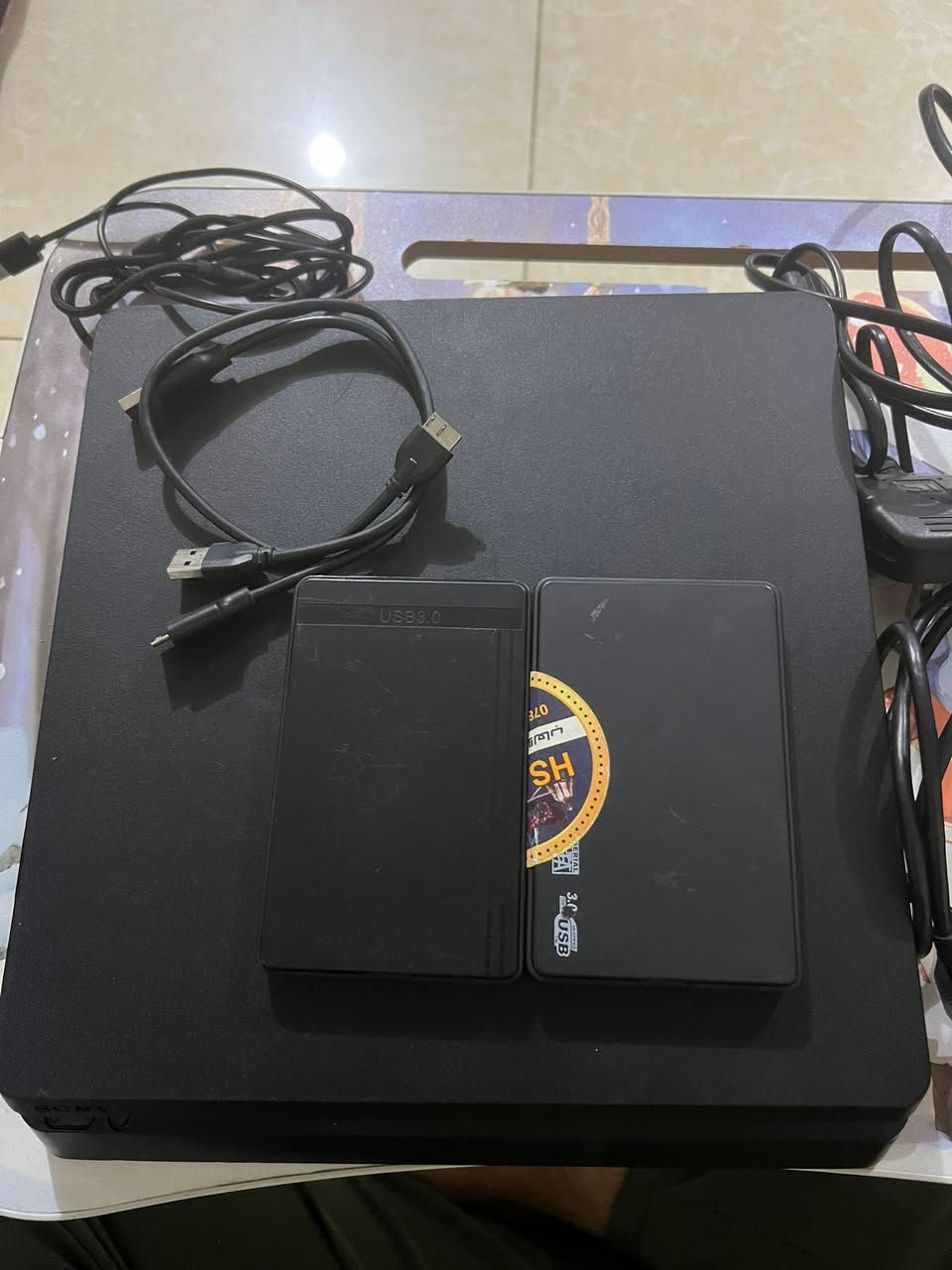 PS4 slim مهكر نضام 9 ذاكرة 1تيرا للبيع كامل ملحقات ويا 3 يدات 2 اصلي + وحدة تجاري اليدان الأصلية وحدة منهن عطلان الكير ووحدة عطلان السهم اليمنى تصليحهن بسيط وياه ذاكرتين موسعات كل وحدة 500كيكا يحتوي على 23 لعبة مع الذاكرتين يعني مفول ألعاب سعرة 350 ألف مابي مجال هذا رقمي موجود واتساب ***********
