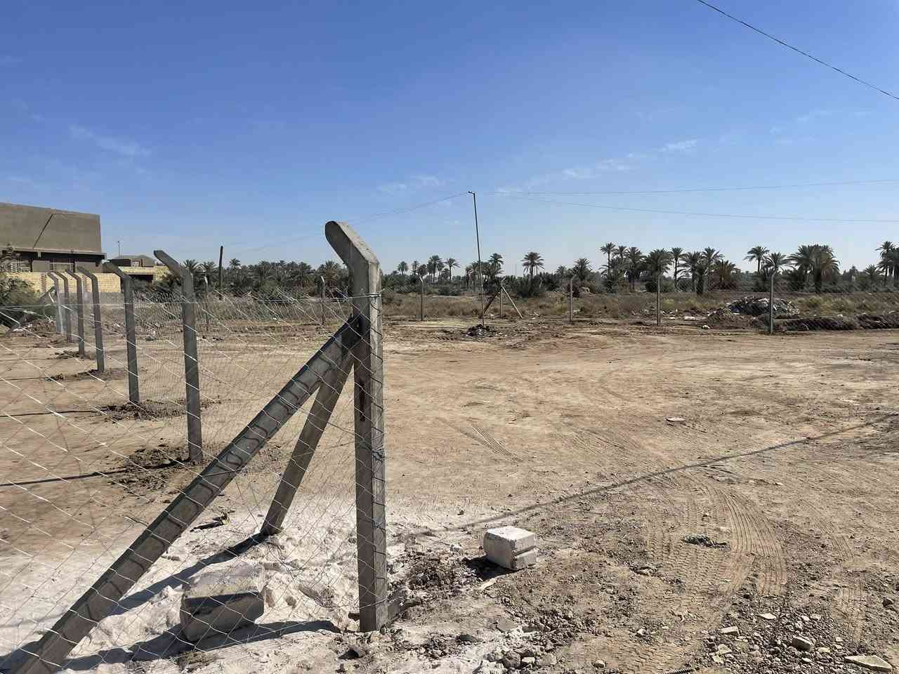 السلام عليكم
قطعه ارض زراعي سند ٢٥
مساحه ١٥٠ متر
واجه ١٠ ونزال ١٥ 
ركن على شارعين كل شارع ٦ متر 
تبعد عن التبليط ٢٠ متر
مكانها  نهر الهاشميه مقابل منطقه ال٩٥ 
ثالث فرع تبليط
تبعد عن طريق يا حسين ٢٥٠ متر 
***********
