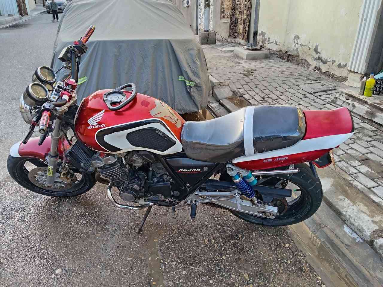 السلام عليكم. 
سي بي فوى ٤٠٠
جيل اول ١٦ ولف
كير مكينه كشر خير من الله
مكينه مكفوله من فتح
عليها هواي شغلات تزويد شوفت عينك
اوراق كامله 
 دهن +ماي زيتي اخضر بدلتهم صالي كم يوم 
استفسار ***********
