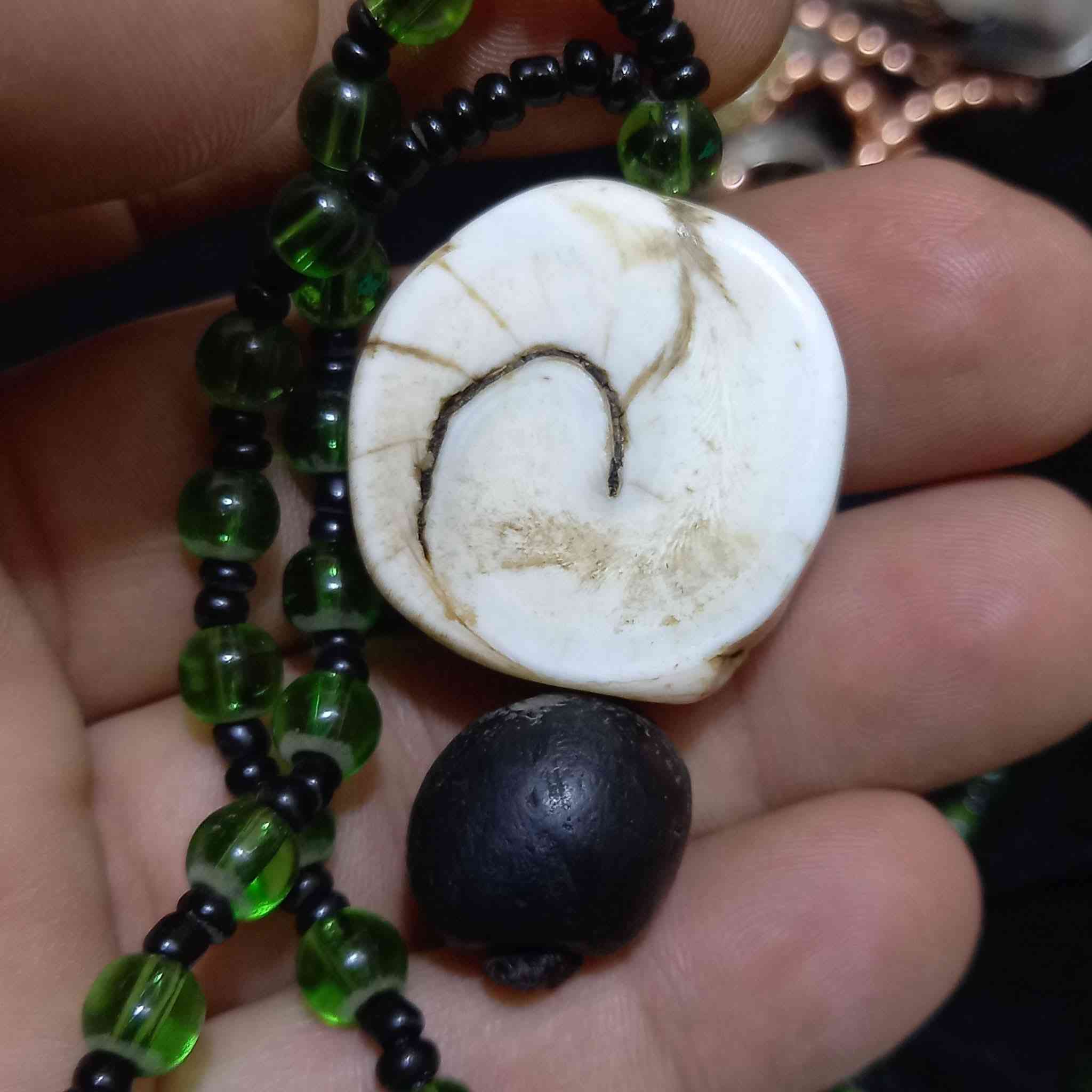 💟⚫️ قلادة تتكون من حجرتين حجر العطف البحري مع حجر السلوى الي يخط ويكتب شرط حجرتين قديمات حيل واصليات العنوان بغداد  يوجد خدمة توصيل كافة محافظات العراق اي سؤال او أستفسار واتساب او الإتصال بالرقم
***********
