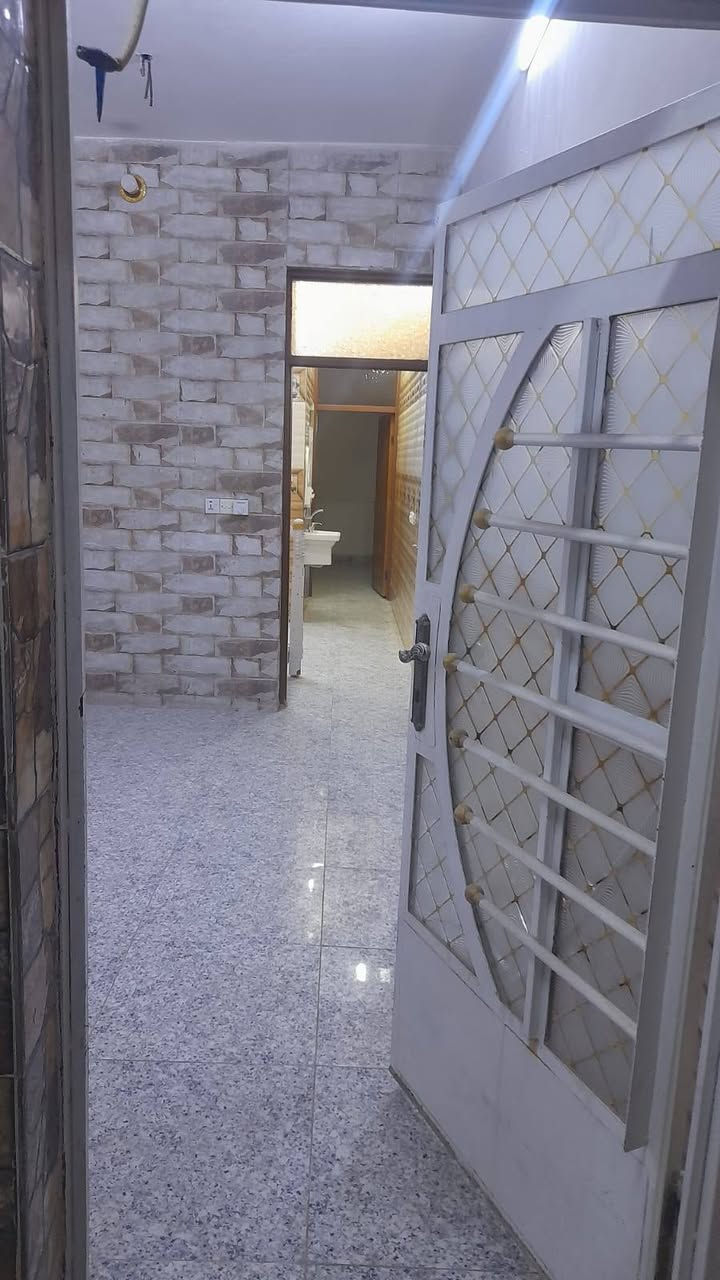 السلام عليكم دار للبيع في حي البساتين شارع احمد الوائلي فرع قصابة ومشويات الموسوي المساحة واقع حال 53م واجهة 3.55م في نزال 15 يحتوي على صالة ومطبخ وغرفة نوم وخدمات في الطابق الارضي وغرفة وخدمات في الطابق الاول لايوجد فيه اي ضرر السعر المطلوب 80 وقابل للتفاوض للاستفسار الاتصال على الرقم *********** والرقم الثاني ***********
