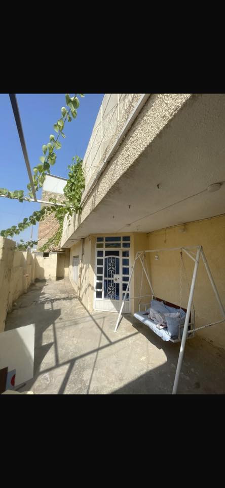 السلام عليكم دار للايجار يحتوي على ثلاث غرف نوم وصاله وحولي ومطبخ وخدمات موقعه الشرطه الخامسه الدار جاهز للسكن للاستفسار الاتصال على الرقم ‭ ‭٠٧٧٢ ١٠٦ ٣٩٧٨‬
