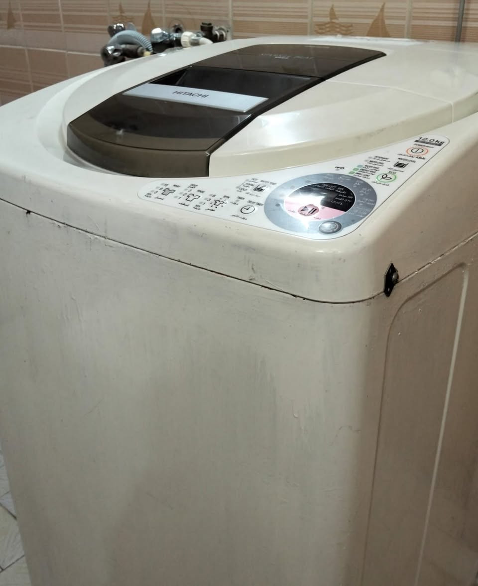 1)  للبيع: غسالة هيتاشي 12 كيلو (Hitachi Sparkle Beat) - نظافة وقوة أداء
غسالة بحالة ممتازة، من الماركات الرائدة "هيتاشي"، تتميز بحوض واسع جداً وقدرة تنظيف فائقة مع توفير في الطاقة والماء.
 المواصفات والمميزات:
الماركة: Hitachi (Sparkle Beat Eco).
الموديل: SF-P120LJ.
السعة: 12 كيلو جرام (مثالية للعائلات الكبيرة ولغسل البطانيات والمفارش).
لوحة التحكم: تدعم اللغتين العربية والإنجليزية (سهلة الاستخدام جداً).
البرامج: متعددة (غسيل عادي، جينز، صوف، بطانية، غسيل سريع، نقع).
توفير الطاقة: خاصية Eco لتوفير استهلاك الكهرباء والماء.
تجفيف إضافي: ميزة Air Jet Dry لتجفيف أسرع للملابس.
الحالة: نظيفة جداً كما موضح في الصور، وتعمل بكفاءة عالية.
 مميزات إضافية:
حوض ستانلس ستيل يحافظ على الملابس.
إمكانية التحكم في درجة حرارة الماء (حار/بارد).
خاصية تأخير التشغيل (Delay Timer).
 2) للبيع غسالة هيتاشي (حوضين) 7 كيلو - نظيفة جداً! 
الماركة: Hitachi الأصلية (معروفة بالتحمل).
الموديل: PS-97DJ بميزة High Speed Drying (تجفيف سريع).
الحالة: مستعملة ونظيفة جداً، الشغل مية مية (كما يظهر في الفيديو).
الميزات:
سعة غسيل كبيرة (7 كجم).
نظام Air Jet Dry لتنشيف الملابس بسرعة فائقة.
لوحة تحكم سهلة الاستخدام (عربي/إنجليزي).
جسم قوي ومقاوم للصدأ.
السعر على الخاص
***********
