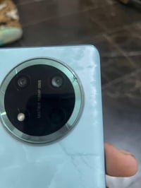 اشتريته البارحه وصار كسر شويه بطرف الكامره البيع  ٠٧٨١١٠٤٦٧٨٣ أخذته ٣٧...