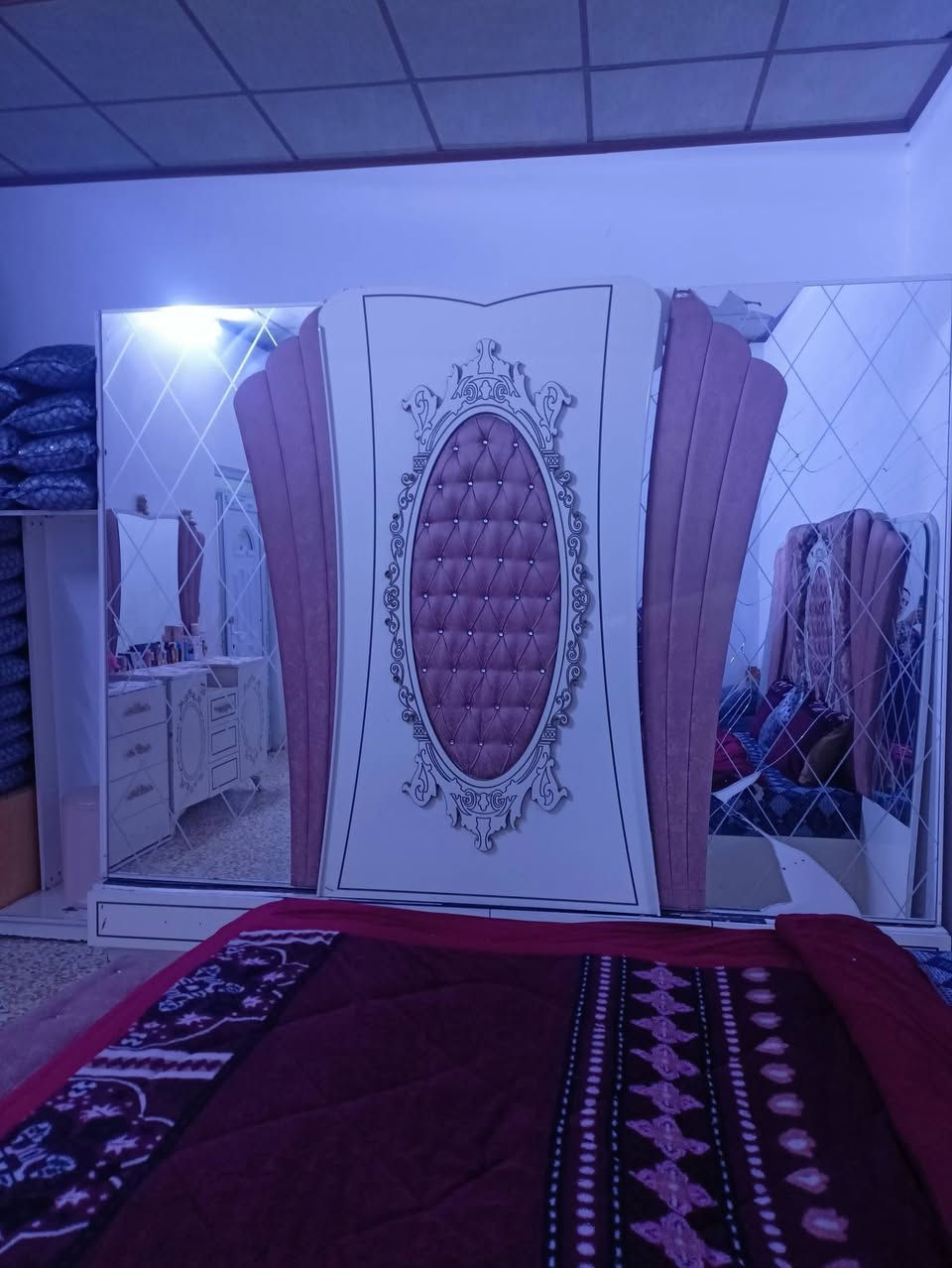 غرفة نوم تركي الغرفة
بس المراية مكسورة 
غرفة حلوه مرتبه 
السعر 275 وبيها مجال


**إذا كنت صاحب هذا الإعلان وتريد حذفه لأي سبب، رجاءا أرسل رسالة إلى الدعم الفني**