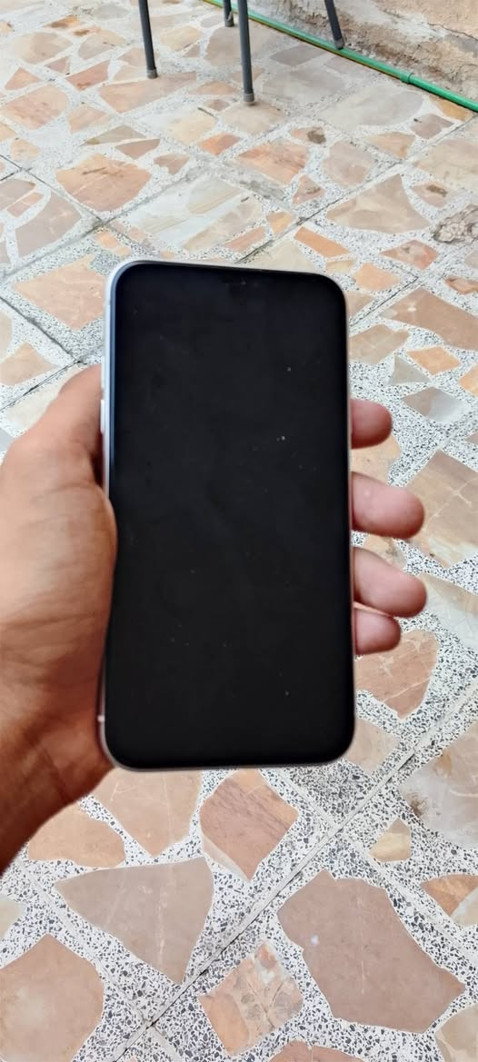 ايفون 11 عادي ذاكرا 128 ما مفتوح بطاريه 83 بلاديه 
فيس ايدي شغال مبدل ظهر فقط كارتونه موجوده 
مكاني بغداد الحبيبيه.. سعر 210
 يرهم مراوس ويه ايفون فقط
***********
