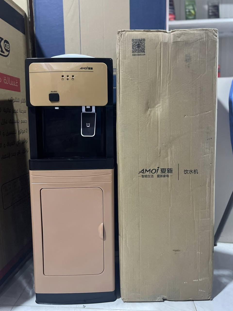✨ براد AMOI.. الأناقة والأداء في بيتك أو مكتبك! ✨  

استمتع بمياه باردة ❄️ وساخنة 🔥 بسهولة مع براد AMOI عالي الجودة.  

🔹 تصميم عصري: لون ذهبي مع أسود يعطي شكل فخم ومرتب.  
🔹 حار وبارد: مناسب لكل الفصول.  
🔹 توفير بالكهرباء: قدرة 550 واط واستهلاك اقتصادي.  
🔹 حجم عملي: نحيف ولا يأخذ مساحة كبيرة.  
🔹 جودة جيدة وسهل الاستخدام.  

📦 جديد  
💰 السعر 100 الف ✨
 🚚 يوجد توصيل

للحجز والاستفسار:راسل الصفحة او اتصل على الرقم ☎️.

***********📞
أو تواصل معنا على واتساب:
wa.me/9647716639852

ـــــــــــــــــــــــــــــــــــــــــــــــــــــــــــــــ
موقع المعرض:
الكوت – حي الحوراء – شارع المدارس – قرب مدرسة رقية للبنات.
رابط Google Maps:
https://maps.app.goo.gl/Dfkfc9o1qDLjYV6T9
