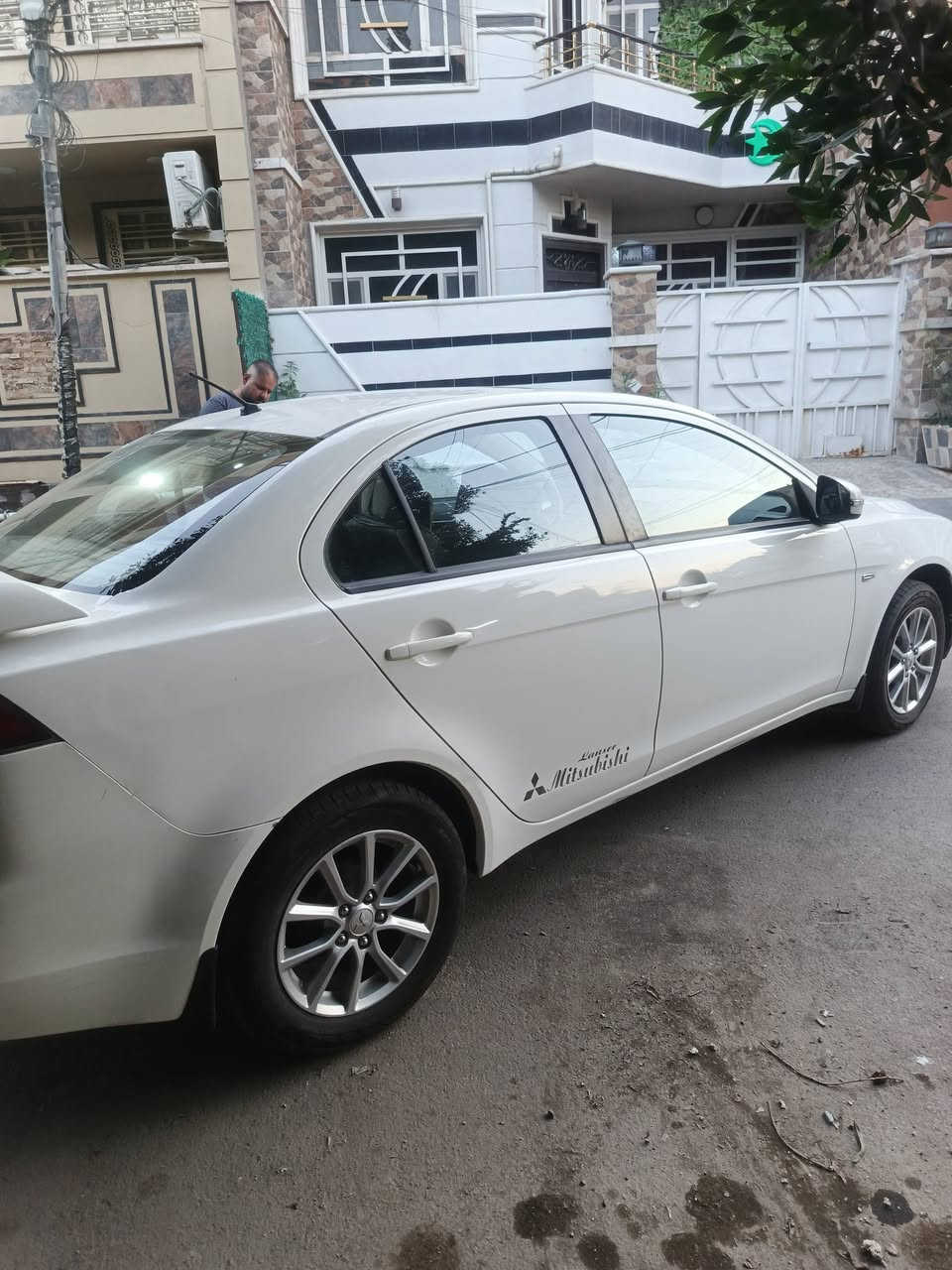 سلام عليكم مسيوبيشي لانسر قرش شركه العامه موصفات سلايد رووف ABS  تحكم استيرن شاشه كامره ويل كب بلادي سياره بيه باب سايق صبغ هلال خلفي ايسر بدون اي دواخل ماشيه 148 تبريد ثلاجه استلم شركه على ايدنه من 2016 مكان بغداد جمعيه خير  الدوره الاتصال *********** سعره 85 بيه مجال حك جيه
