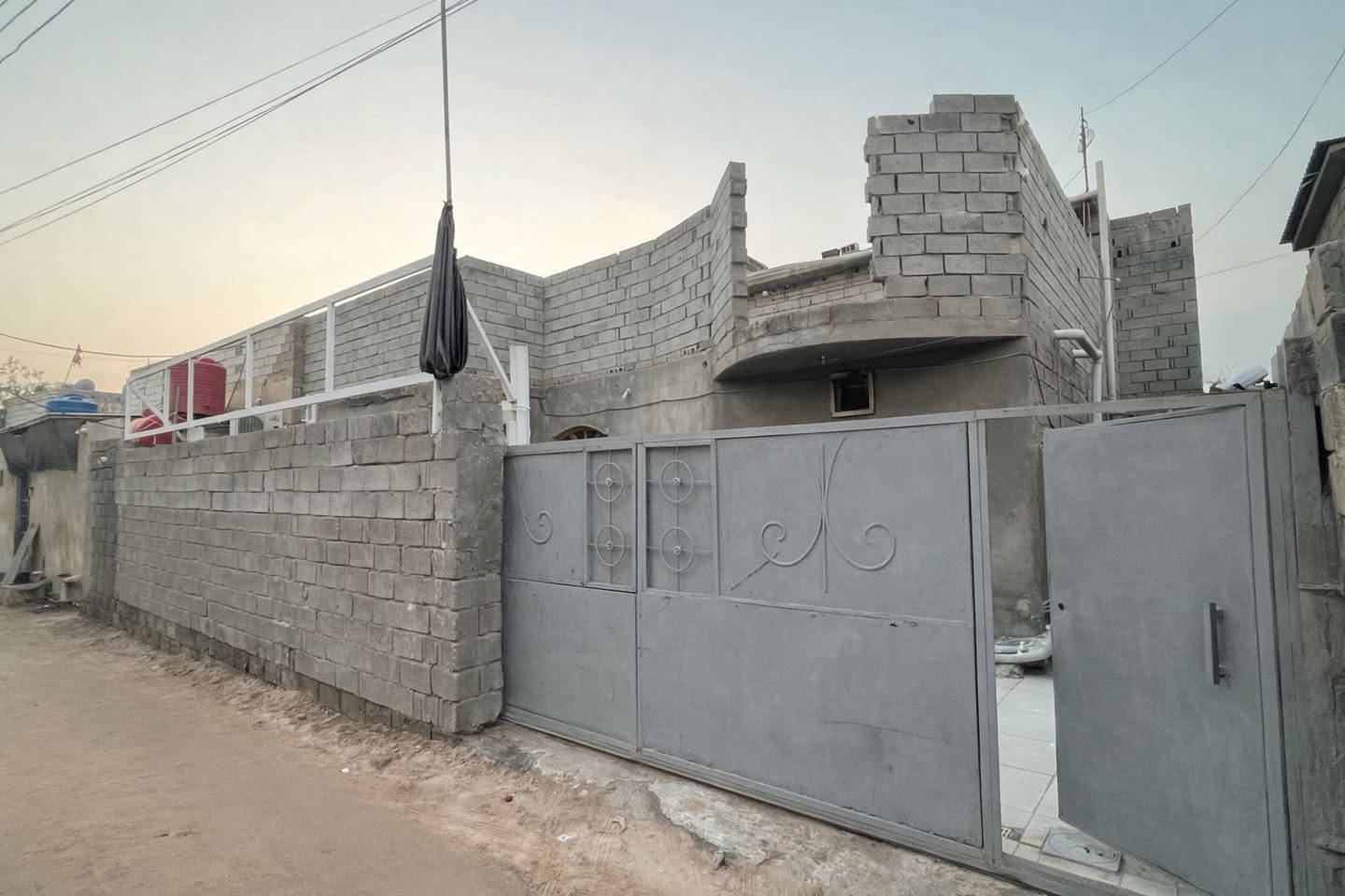 بيت للبيع طابقــين🏠
🔴مساحه البيت 270م

🔴 طابو زراعي( سهم 25 )

🔹يحتوي الطابق الأول 

🔴غرفتين 4*6

🔴صالة كبيرة 13م

🔴مطبخ 4*4

🔴ديوان 6*4

🔴صحيات داخلي وخارجي 

🔴كراج سياره + حديقة 

🔹الطابق الثاني 
غرفتين 4*6

#البناء سنه 2020 بلوك ، منطقه هـدوء ويتوفر بيها جميع الخدمات ماء كهـرباء .

#العنوان : ابو الخصيب العوجة شارع ابو صلاح او شارع المدرسه .
يبعد عن الشارع العام 50م 
🔹السعر :110وبي مجال 
للأستفسار (***********)
