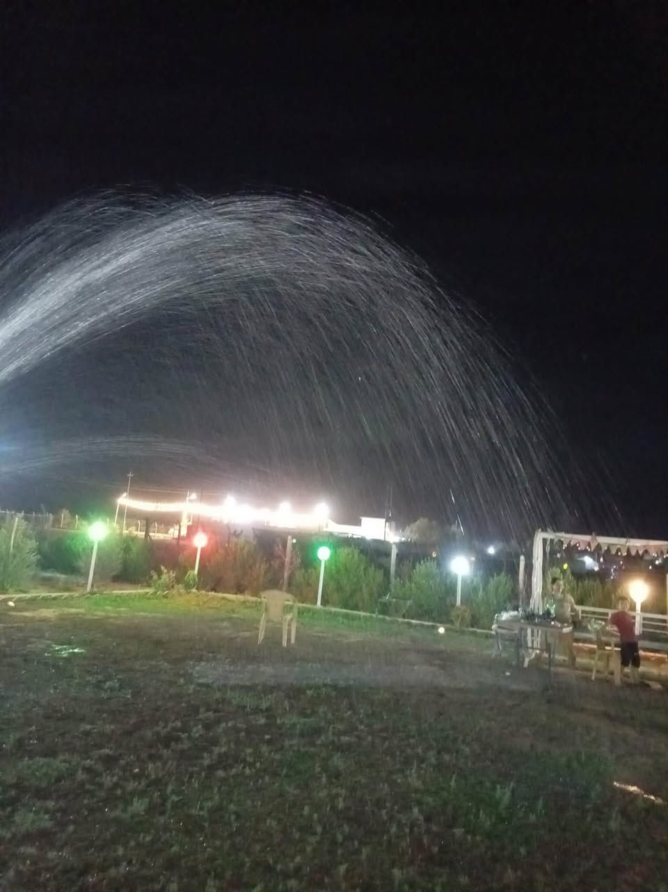 مزرعه للبيع مساحة ١٦٠٠ متر يتكون من غرفة وصحيات وبيها كهرباء وبير توازي اتصال ع رقم *********** السعر ٣٢ مليون وبيها مجال ان شاءالله
