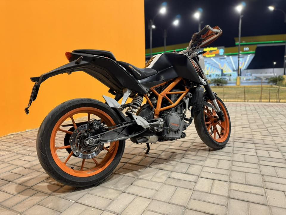 السلام عليكم دراجه ktm دوك 390 وارد يابان منزله قبل شهرين من بيت طارش دخول جديد ورقه مزاد ومكاتبه باسمي بدون رقم فول مواصفات محرك 400 cc تبريد راديتر بريكات Abs مانع انزلاق امامي خلفي شاشه الكتروني بيها Gps ومخارج شحن من الخارج 6 كير تايرات جلاتين مال وكاله بالكارتون زيرو دراجه كلها على وضع الوكاله مملعوب بيها شي شلعه ومعدل صاروخ كفاله عامه من كل شي العنوان بغداد حي القاهره ***********
الدراجه مشتريها 2500$ ورقه 
ابيع 17 ورقه
