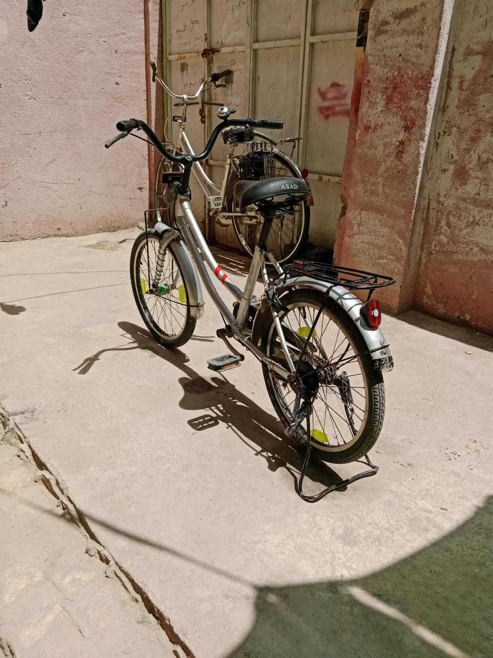 سلام عليكم لبيع بسكلات 2نضيفات واحد حجم 27ياباني باله بسكل نضيف سعره ب 75وبي مجال وثاني حجم 20جديد سعره ب 65وبي مجال مكاني بابل الهاشميه ***********
