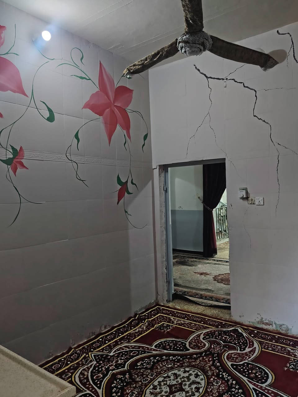 سلام عليكم
بيت للبيع طابو صرف
المساحه 150 قاطين
الماجديه قرب نزلت جسر ناظم المشرح بضهر مستشفئ التركي
القاط الاول
غرفتين
صاله عدد 2 
مطبخ
دوانيه
مناور 2 

القاط الثاني
غرفه + مشتمل غرفه صاله مطبخ صحيات

***********
