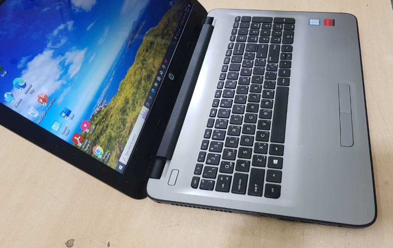 تحية طيبة .. لابتوب hp كور اي 5 الجيل السابع ورام 4 كيكا وهارد hdd 500 حجم الشاشة  15.6 بيها ملاحظة بسيطة مالها تأثير الشاشة بيها سبوت ابيض صغير  و الكفر بظهر الشاشة بي شخوط و البطارية اطول اقل من ساعة تقريبا 50 دقيقة

                      (( السعر ثابت 180 الف دينار  ))

hp 15nia
المعالج  Core i5  الجيل السابع
رام 4 كيكا 
هارد   hdd 500
كارت شاشة منفصل حجم 2 كيكا
حجم الشاشة 15.6 
كيبورد عربي إنكليزي

 للأتصال عادي و واتساب *********** 
شارع الصناعة اوقات الدوام ( 9 - 4 ) يوجد خدمة توصيل داخل بغداد ولجميع المحافظات لمشاهدة كافة الموديلات 
يرجى زيارة الموقع على الفيس بوك ( لابتوب بشير لاين
