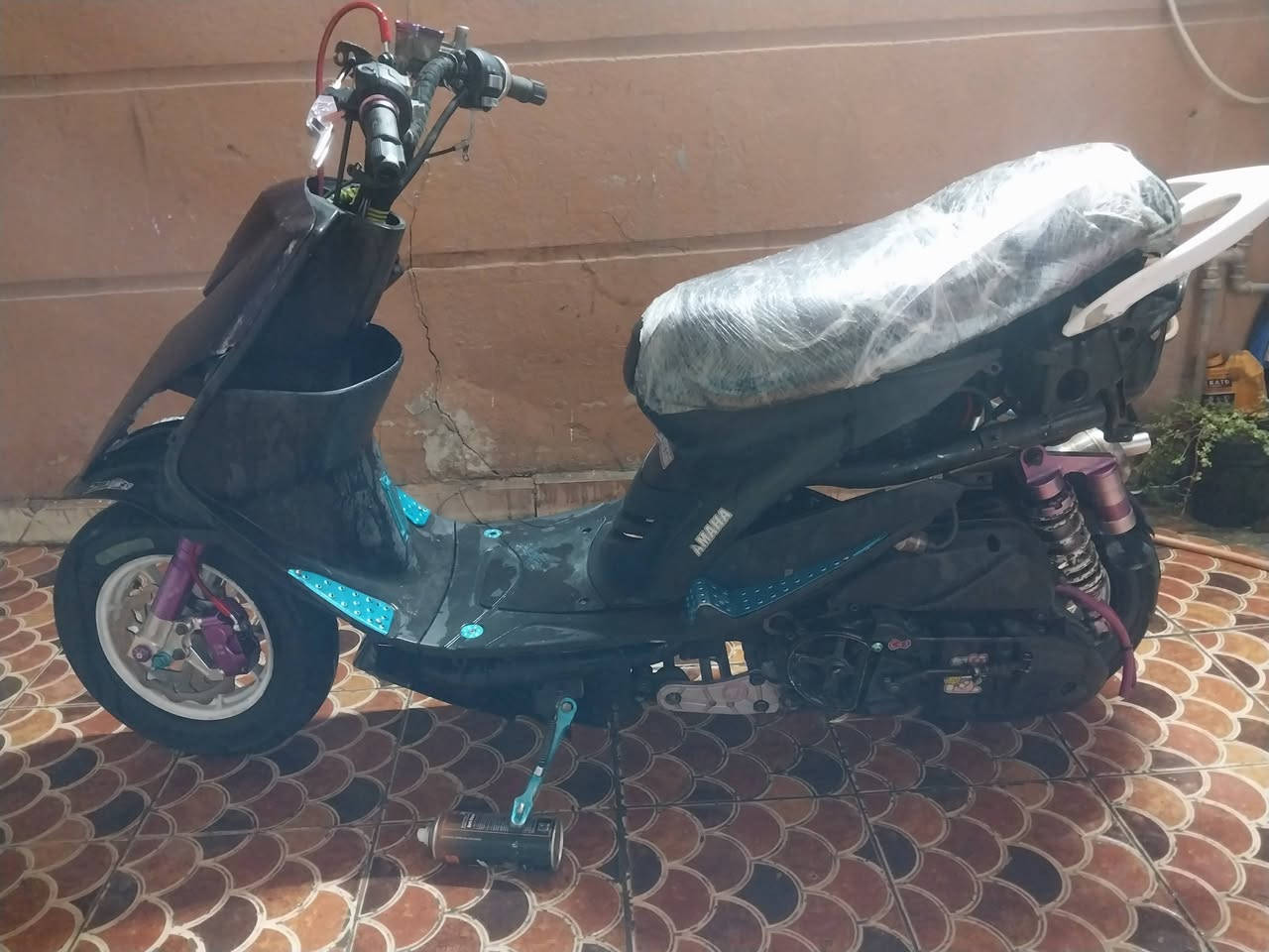 السلام عليكم 

مال لعب ناشفة 
بيها صدر وفج وفلنجة اصليات بنفسجي 
يدات بريك بنفسجي اصلي 
يدات سكليتر اصلي 
عضمة اصليه 
قبق عمبار اصلي 
شيال اصلي 
دبل خلفي اصلي 
صالنصه اصلية هيه ول واقية بوشتين
قطرات اكسل ودهن سمائي اصلي 
ستاند صفح سمائي 
دواسات سمائي 
فراك سمائي 
دمام بلجنطه نقص كارت 
وبعد بيها هواي نواعم ممذكورة
مكينة بلادية برغي ممفتوح بيها 

اليعرف بلغراض يجي خاص السعر 
مكاني البياع تقاطع درويش 
***********
