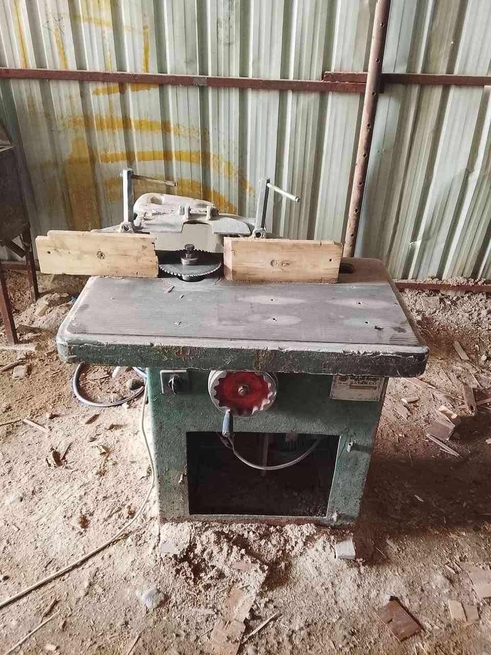 معمل نجاره كامل للبيع
مولد كيا بحاله جيده 
رندة ؛دبل ؛فريزه المكائن سوريه شغاله 
كبريسر ماطور+ محرك 
فخات ودريل نقار وكتر نقشات مع كتر قطع 
العنوان مدينه الصدر 
للتواصل ***********
