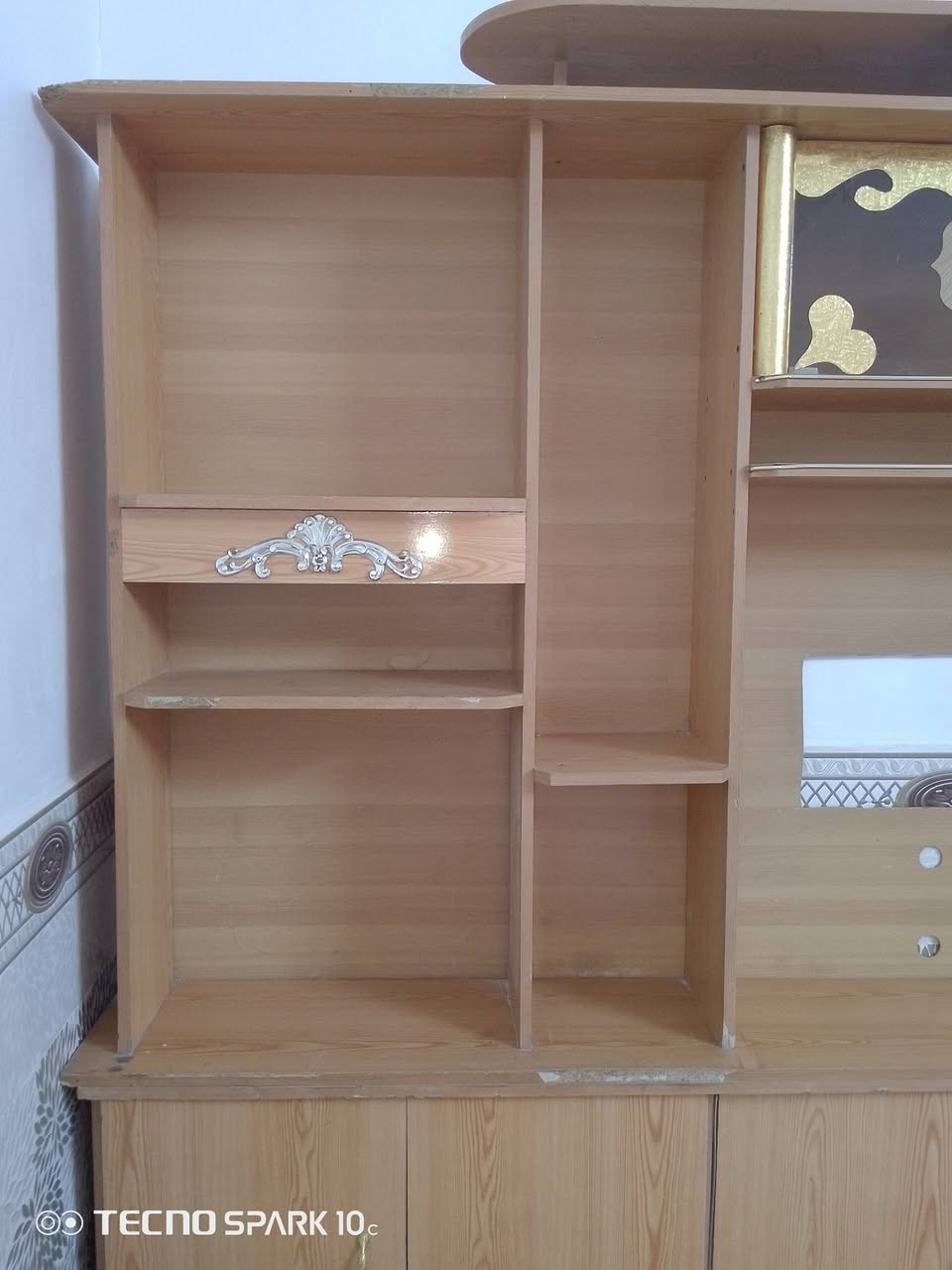 معرض للبيع مقسوم قطعتين قطعه بوفيه وقطعه معرض يصلح مكتبه ويصلح كاونتر مطبخ السعر مناسب جدا التواصل خاص اتصال ***********  واتساب ***********
