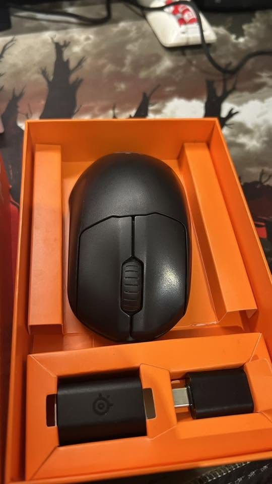 SteelSeries Prime Wireless
مو مجرد ماوس ألعاب، هذا ماوس مصمم من الأساس للألعاب التنافسية والبطولات. تم تطويره بالتعاون مع أكثر من 100 لاعب Esports محترف حتى يكون كل جزء منه موجه للفوز والأداء العالي.  

المواصفات التفصيلية

*  المستشعر: TrueMove Air
*  الدقة: 18,000 CPI (DPI)
*  سرعة التتبع: 400 IPS
*  التسارع: 40G
*  الاتصال: Quantum 2.0 Wireless منخفض التأخير
*  Polling Rate: حتى 1000Hz
*  البطارية: أكثر من 100 ساعة لعب على شحنة واحدة
*  الوزن: 80 غرام
*  السويتشات: Prestige Optical Magnetic
*  عمر السويتشات: أكثر من 100 مليون ضغطة
*  يدعم حفظ إعدادات DPI وPolling Rate داخل الماوس نفسه
*  شحن USB-C سريع
*  مناسب خصوصاً لـ Claw Grip و Fingertip Grip  

ليش يعتبر ماوس بطولات؟

 شركة  SteelSeries سوّقت سلسلة Prime على أنها سلسلة Esports احترافية، وتم تصميمها مع لاعبين محترفين بهدف المنافسات الرسمية. كما استُخدمت ماوسات Prime من قبل لاعبين معروفين في مشهد Counter-Strike مثل Finn Andersen وظهر استخدامها ضمن بيئات تنافسية احترافية.  

إذا كان الماوسات مثل السيارات، فالـ Prime Wireless مو سيارة استعراض مليانة أضواء، بل سيارة سباق تركيزها كله على الأداء. لا RGB مبالغ فيه، لا وزن مزعج، لا بطارية ضعيفة. كل شيء فيه معمول حتى يخليك تركز على التصويب والفوز.

 تتبع دقيق جداً
 استجابة لاسلكية سريعة جداً
 بطارية جبارة
 سويتشات من أقوى وأطول السويتشات عمراً بالسوق
 مريح للجلسات الطويلة
 فعلاً مصمم بروح البطولات والـ Esports

 تقييمي له بالألعاب التنافسية مثل CS2 وValorant: 9/10. حتى في 2026 ما زال ماوس محترم جداً. خلل بسيط جدا فقط بالسكرول يتبدل بسعر رخيص وهيه قطعة استهلاكية وبسيطة
السعر الاصلي:135الف
السعر المعروض:75الف استعمال خفيف 
للتواصل على الرقم ***********
