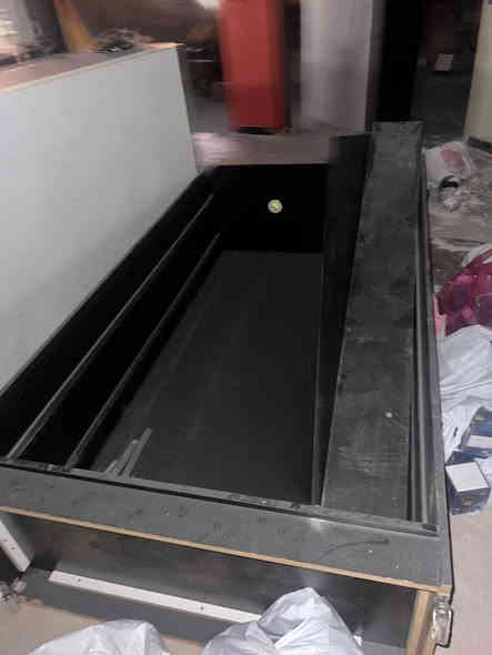 كناتير بابو غريب بعرب جلوب بيع شلع لو ٥ كناتير لو ٦ تجي بس رفوف واضاءة بدون ابواب طول مترتين و٤٠ عرض  متر و ٢٥ ب٧٥ 
***********
