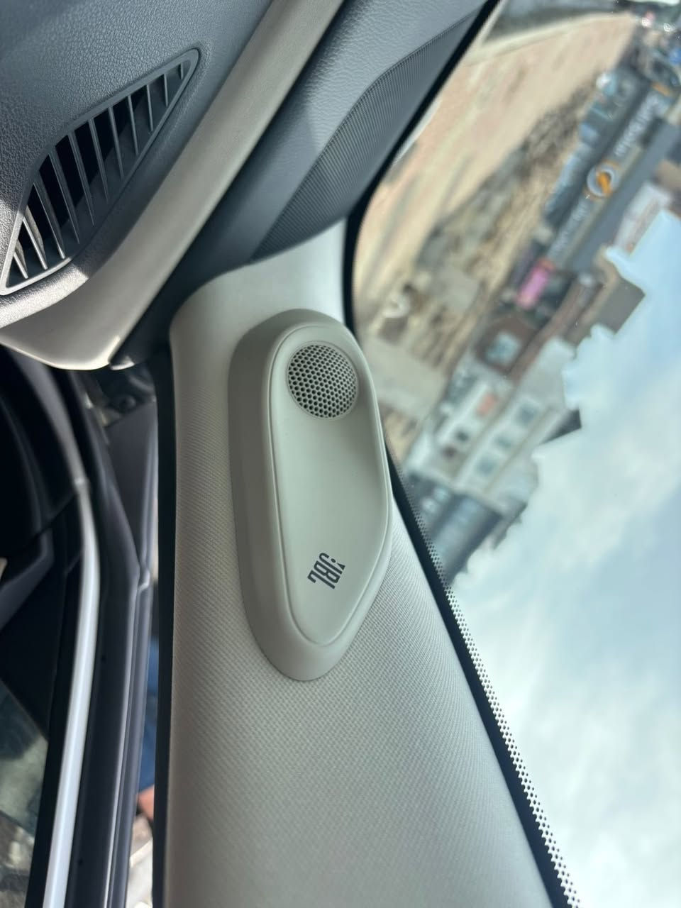 تويوتا كراون هايبرد لونين خليجي. 2023 وكالة عبداللطيف
مكفوله كفاله من الصبغ والتبديل عدا شخط صغير بالجاملغ الخلفي 
ماشيه 40 الف رقم بغداد مميز 
السيارة مغلفة ppf

المواصفات 
المحرك: 2.5L هايبرد 
فتحة سقف سلايد 
مقاعد كهربائية+ مقعد السائق ذاكرة (جميع المقاعد كهرباء ) 
هاند بريك كهرباء 
مقود كهربائي بتحكم جانبي 
نظام نقطة عمياء 
4 كاميرات 
رؤية محيطية 
نظام صوتي JBL 
تجربة صوتية احترافية
مقاعد تدفأة وتبريد 
تحكم مقاعد خلفية 
بردة خلفية كهربائية 
شاشة متطورة ذكية
 تبريد ثنائي القطعة 
رادار + تحديد مسار 
ذكاء صناعي لقيادة آمنة
إضاءة ليزرية 
لايت زينون 
بك لايت LED 
حساسات أمامية وخلفية 
مقاعد جلد
السعر 350 $

للأستفسار ***********
مكان السيارة اليرموك
