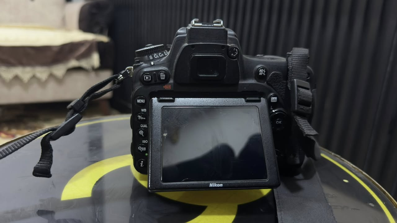 كامره نيكون 750 بحاله جيدا جداً نضافه 90% بس بيها شغلتين الاولى كسر بسيط بل شاشه مال كامره بس ما مأثره ع شي. والعطل الثاني بيوت الرام رادلهن تبديل لانو مكعدين رام بلعكس ومكسرات حط سعرك وراسلني ***********
