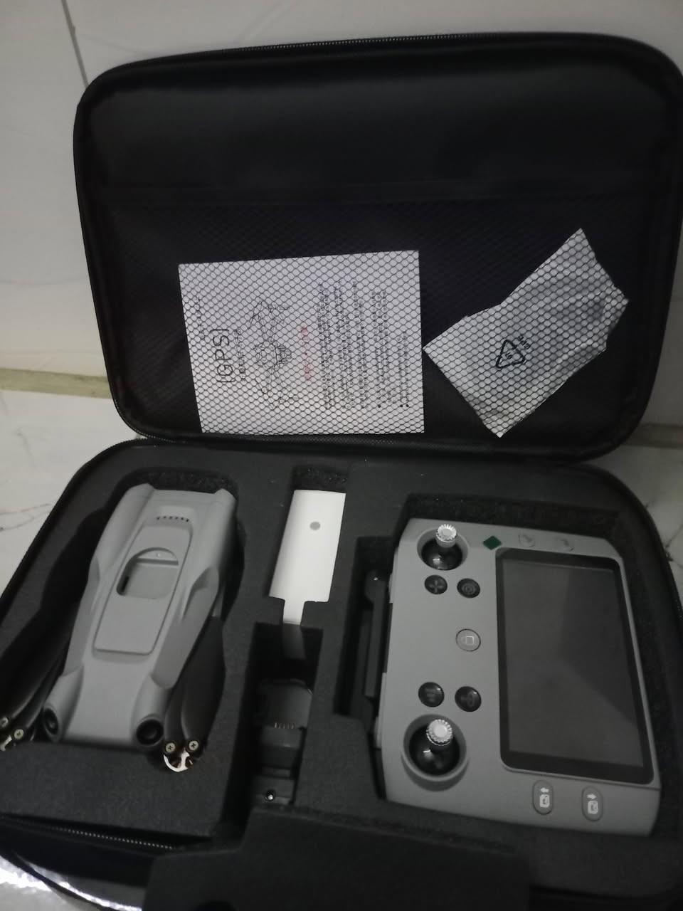 هذه الطائرة الظاهرة في الصورة (والتي تشير إليها في الملف 02ee6eac-efc2-4c26-92b1-adcd2b71a097) هي طائرة درون اقتصادية من الموديل M17 (تأتي غالباً بمحركات بدون فحمات Brushless وجهاز تحكم بشاشة مدمجة).
​إليك المواصفات العامة التقريبية لهذا الفئة من الطائرات الاقتصادية وأسعارها في السوق العراقي:
​📋 المواصفات الأساسية المتوقعة لـ M17:
​الكاميرا: كاميرا مزدوجة (Dual Camera) بدقة تصوير تصل برمجياً إلى 4K أو 8K (تعديل زاوية الكاميرا كهربائياً عبر الريموت).
​جهاز التحكم (Remote Control): يأتي بشاشة مدمجة لعرض بث التصوير المباشر دون الحاجة لربط الهاتف دائماً أثناء الطيران الأساسي.
​نظام تجنب العقبات: تحتوي على مستشعر علوي (المقطوعة البارزة فوق الدرون) لتفادي الاصطدام بزاوية 360 درجة في الأماكن المغلقة.


**إذا كنت صاحب هذا الإعلان وتريد حذفه لأي سبب، رجاءا أرسل رسالة إلى الدعم الفني**
