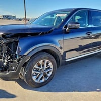 كيا تولرايد ٢٠٢٥ الضرر موضح في الصورة حاليا موجودة بمعرضي بعمان ...  ب...