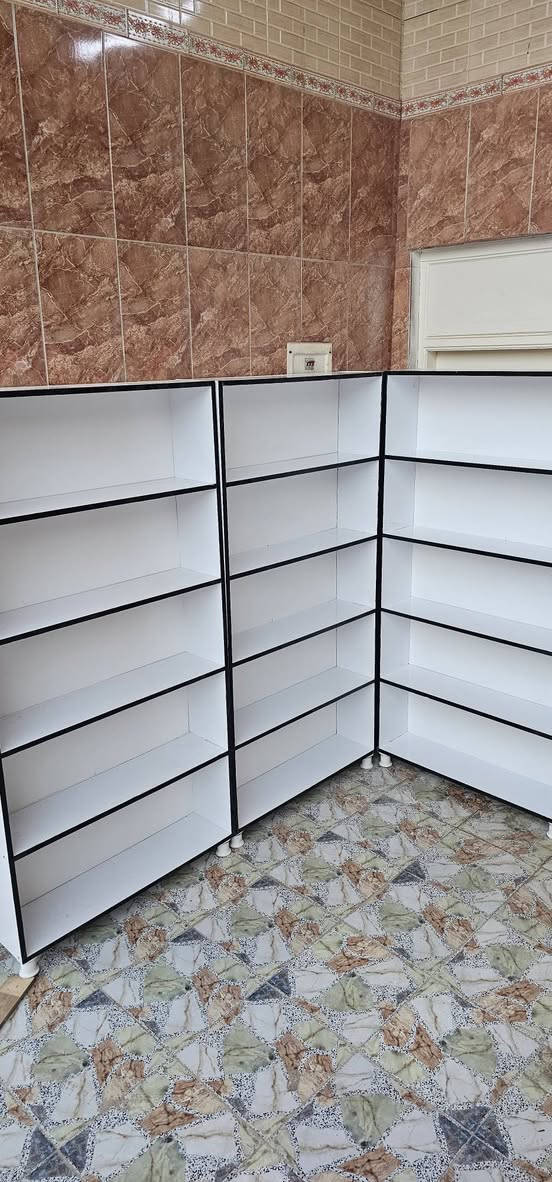 فاترينه شغل درجه اولاه سعر الفاترينه 60 شرط كل رف يتحمل وزن 40 شغل مو سوكي نوع الخشب ارقه شي بل سوك اخر 4 عندي *********** مكاني نجف شارع المطار  توصيل فقط نجف الرتفاع 200 العرض 90 نزال 25
