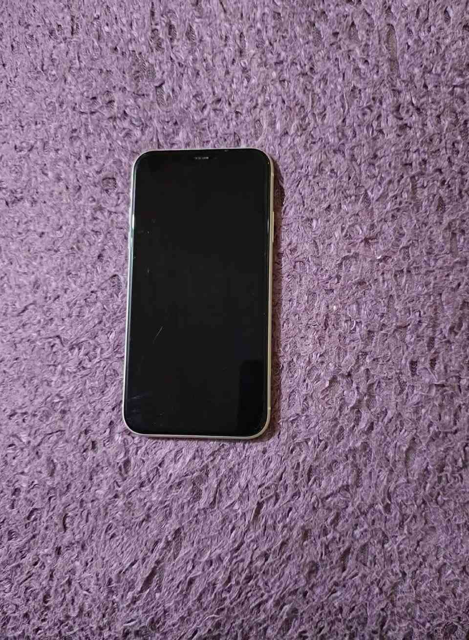 ايفون 11 عادي
ذاكرة 128 بطارية 70 
الظهر بس الكزاز مفطر والشاشة بيه خط كسر ما مأثر عالمس الجهاز كلشي بي شغال


**إذا كنت صاحب هذا الإعلان وتريد حذفه لأي سبب، رجاءا أرسل رسالة إلى الدعم الفني**