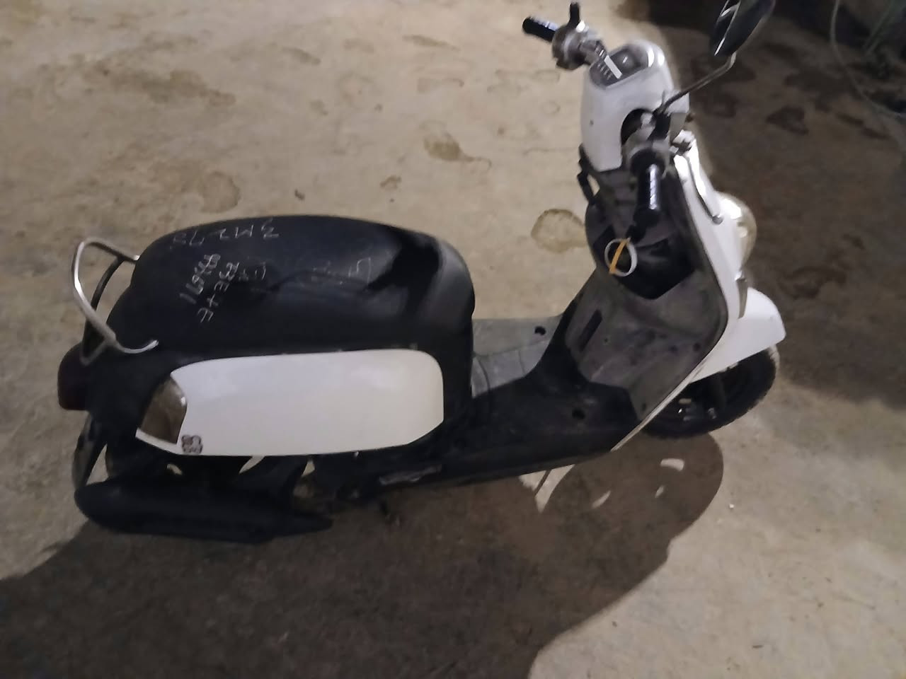 السلام عليكم 
دراجة ماكس بوليس صار ٥ ايام من نزلتهة من الرمبة موديل ٢٠٠٨
دراجة خير من الله شلعة ومعدل مابيهة اي شخط الدراجة غنية عن التعريف
مكان ديالى الكاطون 
سعرهة ١مليون وبيهة مجال 
رقم ***********
