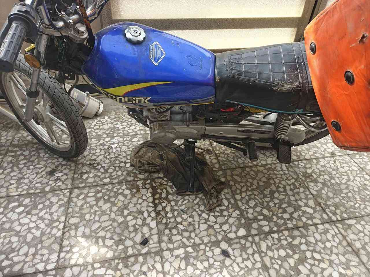 السلام عليكم ايرانيه سولنك موديل ٢٣ دراجه بيها نواقص ونضوح دهن شغاله وتمشي مكاني البياع السعر ٣٥٠ وبيهه مجال ***********
