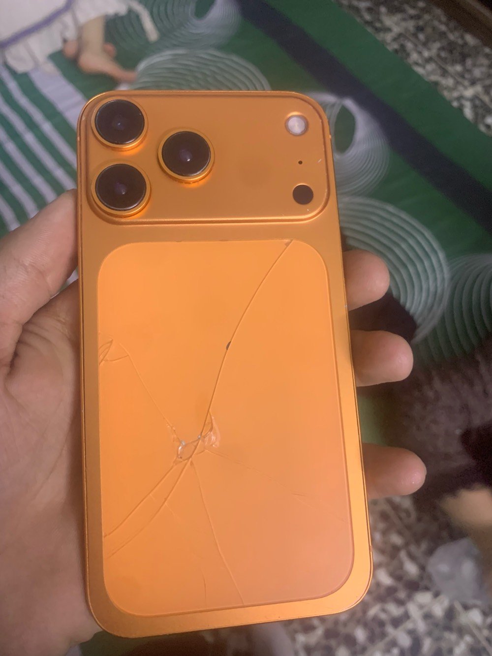 ايفون محدث 17بس هوه 11 نضيف كلشي شغال بس مقفول ايكلود