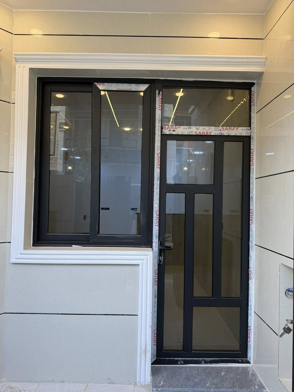 ✨ بيت عائلي نادر
🏡 تصميم أنيق وجاهز للسكن فوراً

📐 المساحة: 100 م²

📏 واجهة مميّزة: 6.25 م × نزال 16 م

🏠 طابقين + بيتونة كبيرة

✅ تشطيب كامل – ما يحتاج شي

📍 الموقع: الدورة / البوعيثة / مجمع الأمل

طابو زراعي 25

📩 للجادين فقط – راسلنا خاص او الاتصال على رقم. ***********
